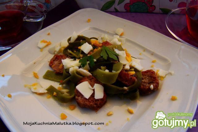 Tagiatelle z kiełbasą i siekanym jajem Tagiatelle z kiełbasą i siekanym jajem