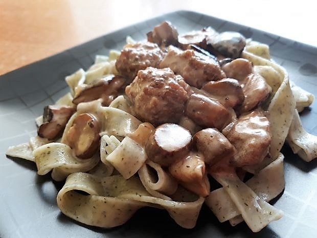 Tagiatelle z klopsikami w sosie grzybowym