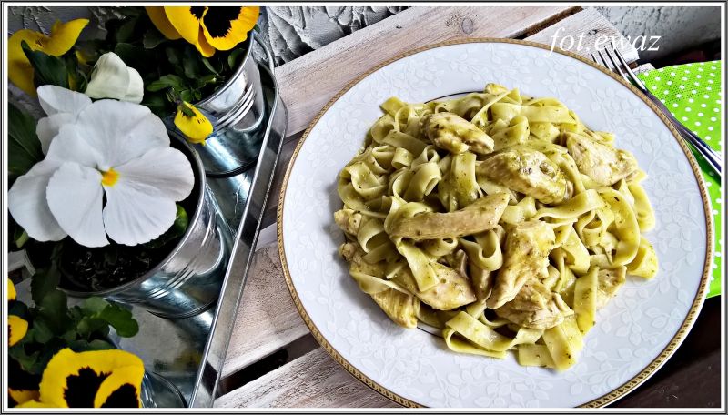 Tagiatelle z kurczakiem i pesto