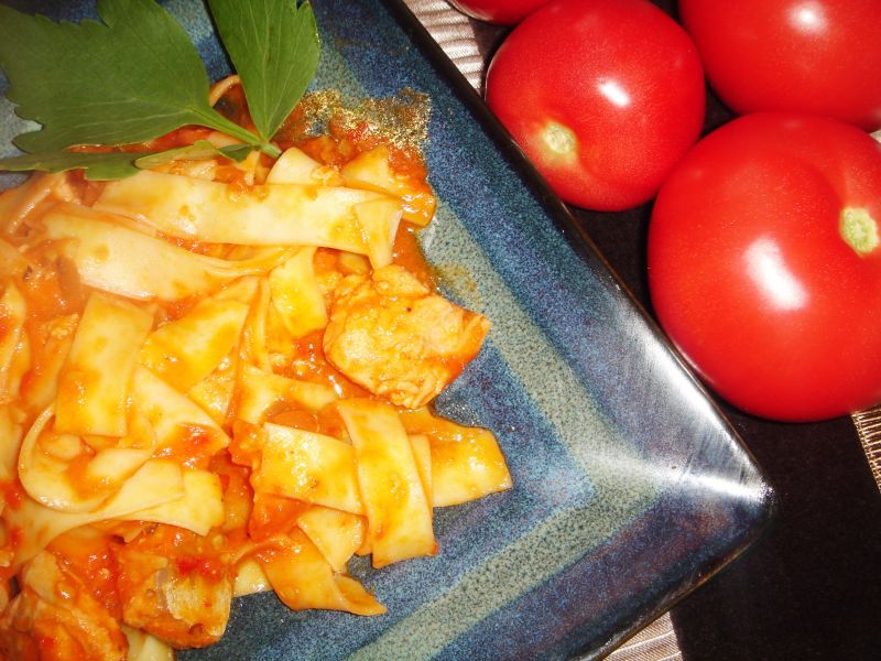 Tagiatelle z łososiem, ajvarem i pomidorami