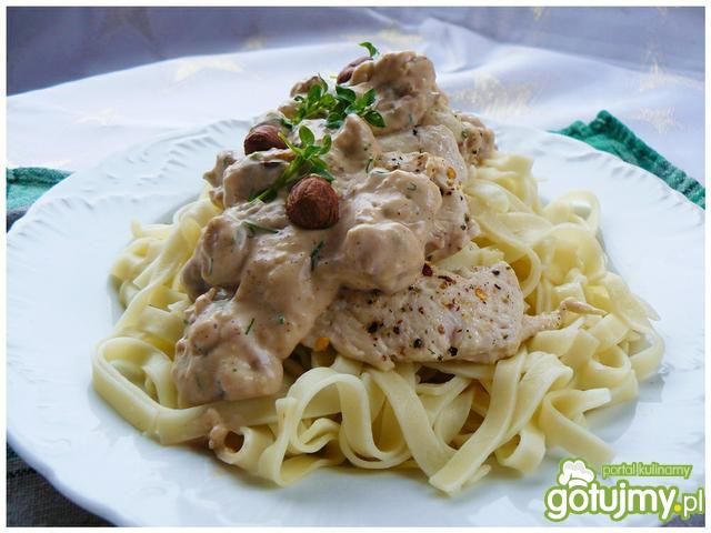 Tagiatelle z mięsem w orzechowym sosie Tagiatelle z mięsem w orzechowym sosie