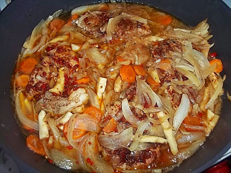 Tagine z szynki z cebulą i rozmarynem