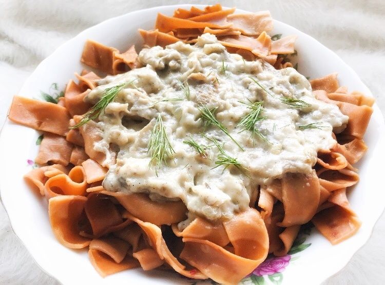 Tagliatelle pomidorowe z chilli z sosem z grzybami Tagliatelle pomidorowe z chilli z sosem z grzybami