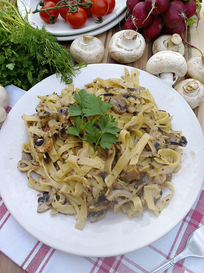 Tagliatelle w sosie śmietanowo-pieczarkowym Tagliatelle w sosie śmietanowo-pieczarkowym