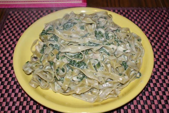 Tagliatelle w sosie szpinakowo-serowym Tagliatelle w sosie szpinakowo-serowym