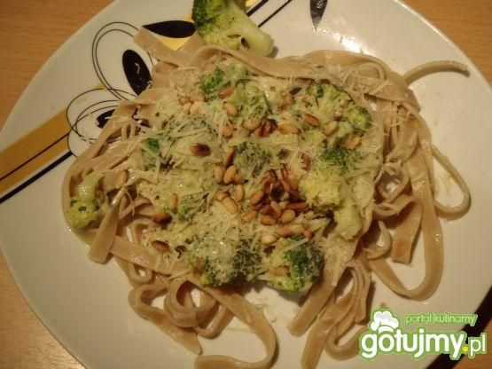 Tagliatelle z brokułami i orzeszkami