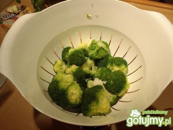 Tagliatelle z brokułami i orzeszkami