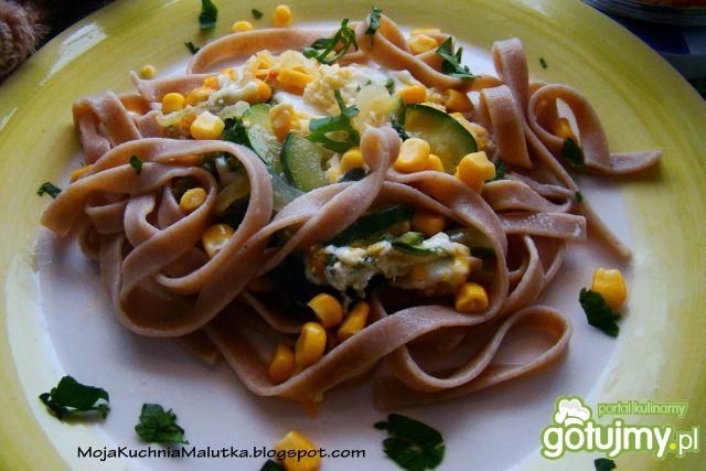 Tagliatelle z cukinią i kukurydzą  Tagliatelle z cukinią i kukurydzą
