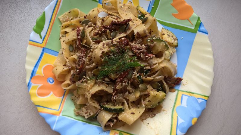 Tagliatelle z cukinią i suszonymi pomidorami 