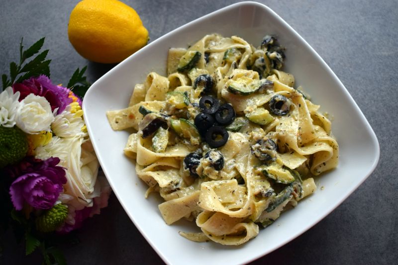 Tagliatelle z cukinią, mascarpone i oliwkami Tagliatelle z cukinią, mascarpone i oliwkami