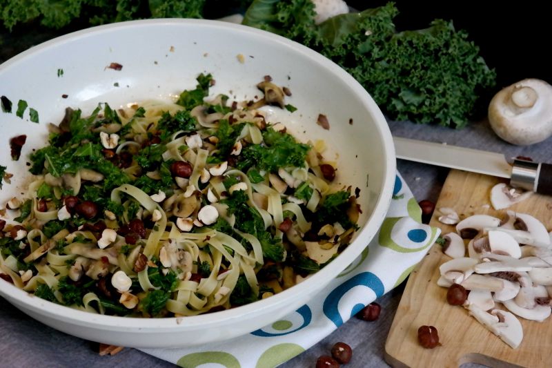 Tagliatelle z jarmużem i pieczarkami 