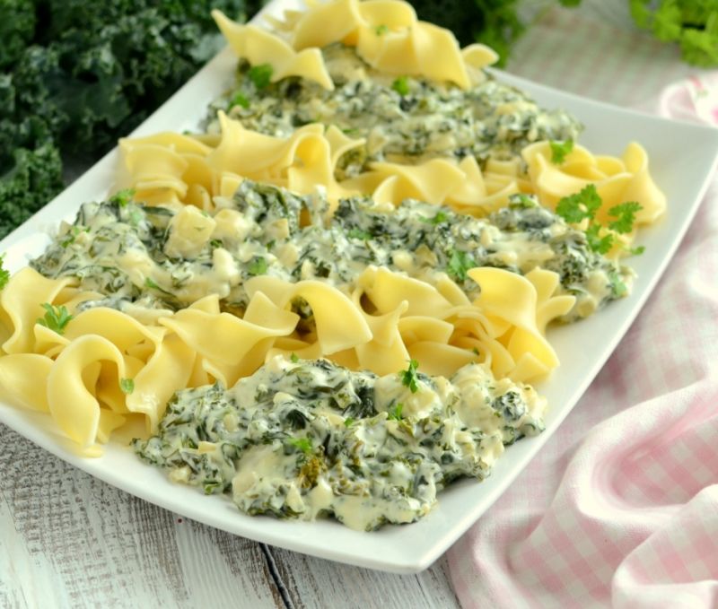 Tagliatelle z jarmużem w sosie serowym  Tagliatelle z jarmużem w sosie serowym