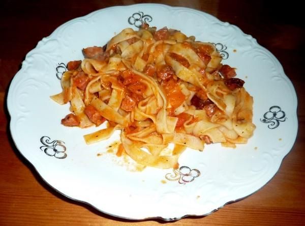 Tagliatelle z kiełbasą i pomidorami  Tagliatelle z kiełbasą i pomidorami