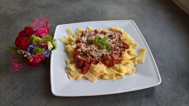 Tagliatelle z kiełbasą w sosie pomidorowym Tagliatelle z kiełbasą w sosie pomidorowym