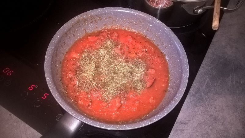 Tagliatelle z kiełbasą w sosie pomidorowym