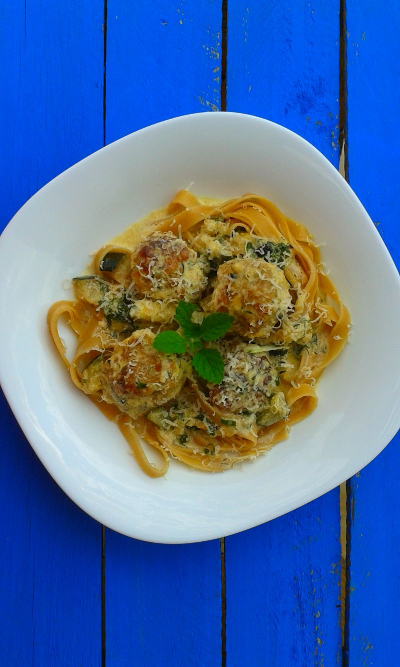 Tagliatelle z klopsikami w zielonym sosie