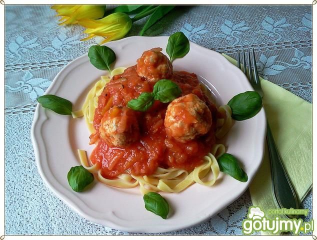 Tagliatelle z klopsikami z fetą w sosie 