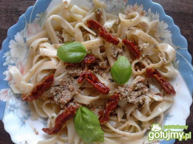 Tagliatelle z kremowym pomidorowym pesto Tagliatelle z kremowym pomidorowym pesto