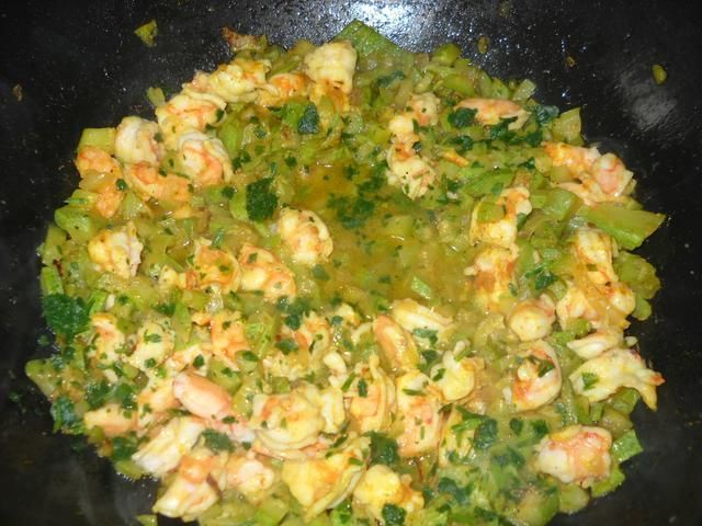 Tagliatelle z krewetkami i cukinia