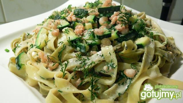 Tagliatelle z krewetkami i cukinią . Tagliatelle z krewetkami i cukinią .