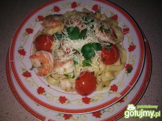Tagliatelle z krewetkami i pomidorkami Tagliatelle z krewetkami i pomidorkami