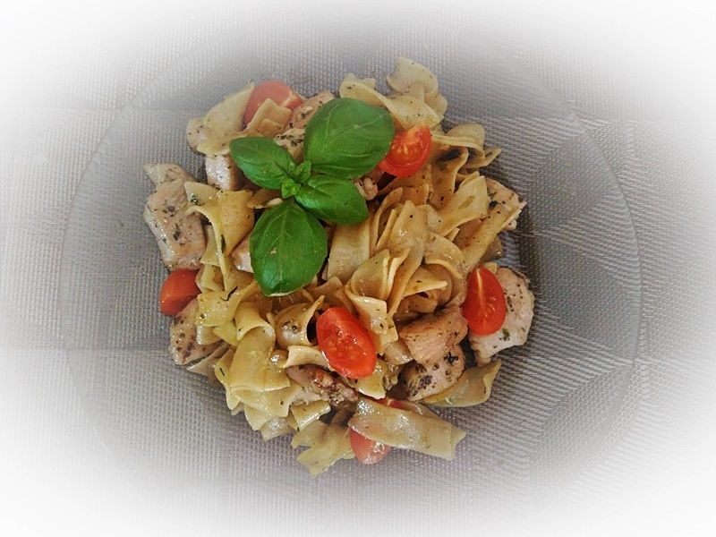 Tagliatelle z kurczakiem i pesto z Bazylii