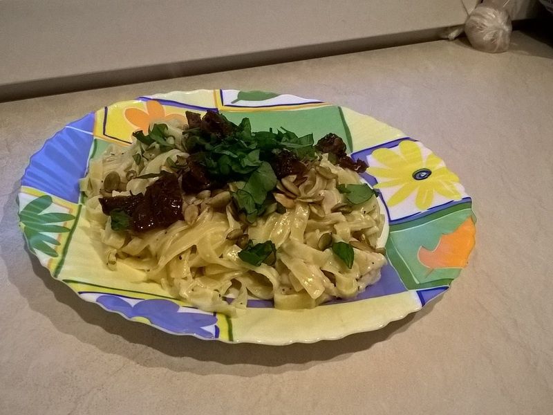 Tagliatelle z kurczakiem i suszonymi pomidorami