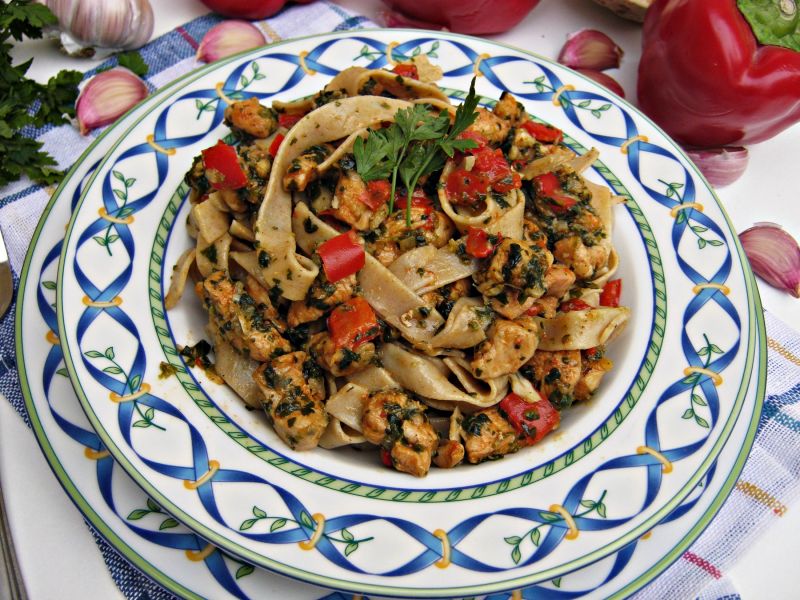 Tagliatelle z kurczakiem i tartym selerem Tagliatelle z kurczakiem i tartym selerem