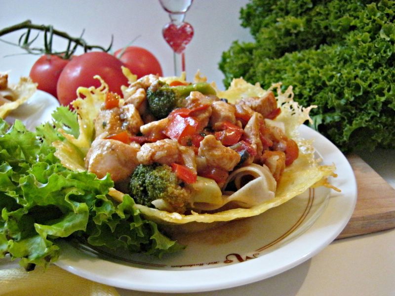 Tagliatelle z kurczakiem w serowych miseczkach