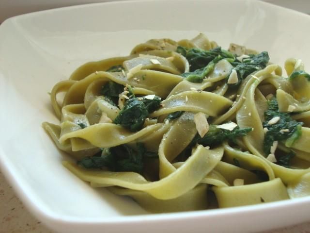 Tagliatelle z liśćmi szpinaku Tagliatelle z liśćmi szpinaku