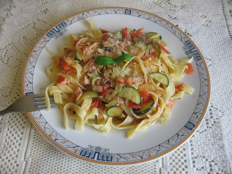 Tagliatelle z łososiem i cukinią