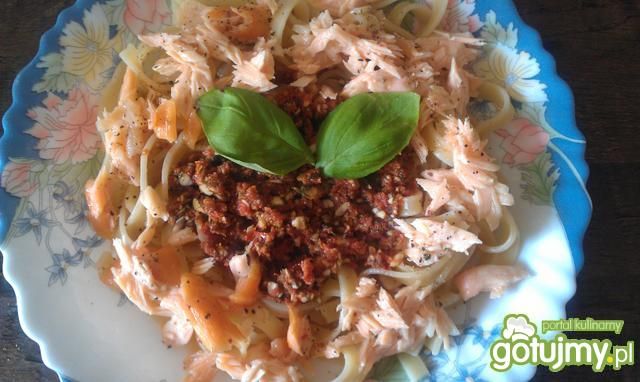 Tagliatelle z łososiem i pesto
