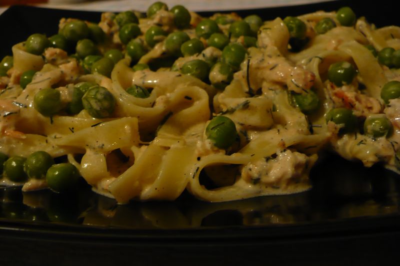 Tagliatelle z łososiem i zielonym groszkiem Tagliatelle z łososiem i zielonym groszkiem