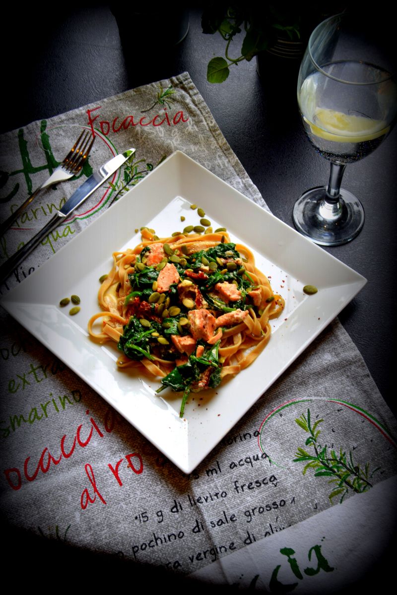 Tagliatelle z łososiem, szpinakiem i pomidorkami