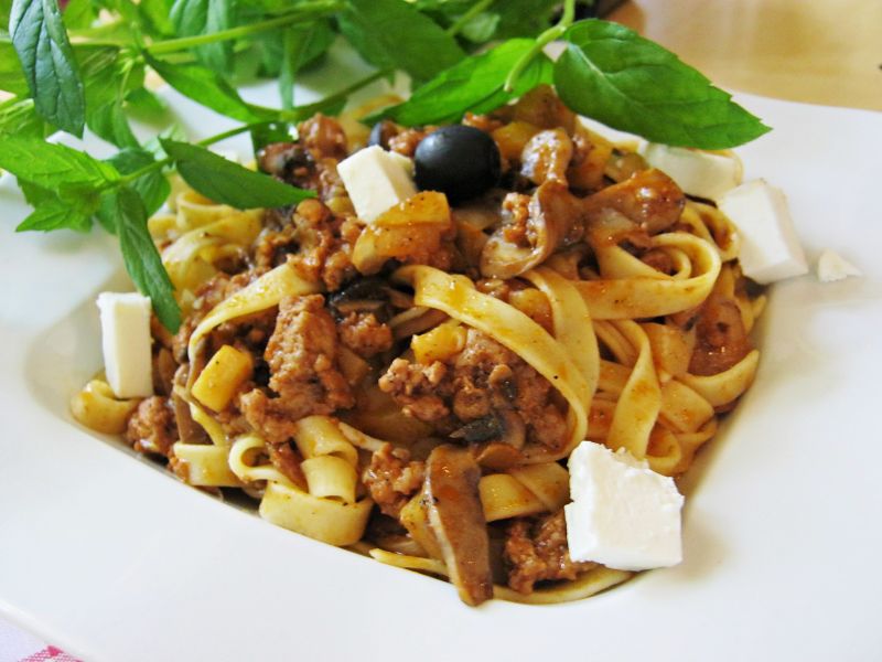 Tagliatelle z mielonym i cukinią po grecku