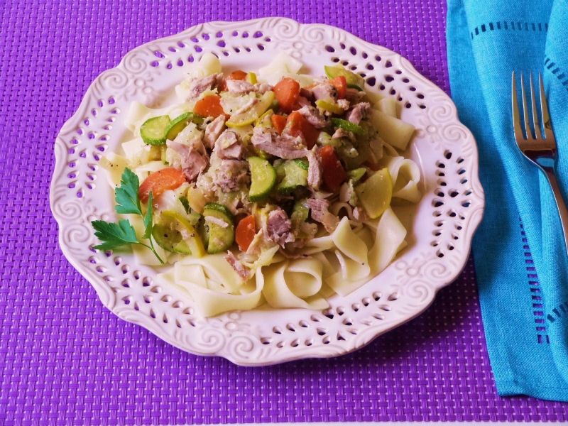 Tagliatelle z mięsem i warzywami 