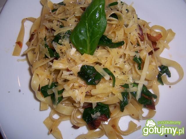 Tagliatelle z młodymi listkami szpinaku Tagliatelle z młodymi listkami szpinaku