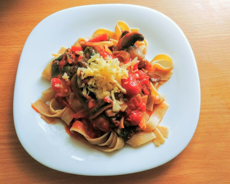 Tagliatelle z pieczarkami i szpinakiem Tagliatelle z pieczarkami i szpinakiem