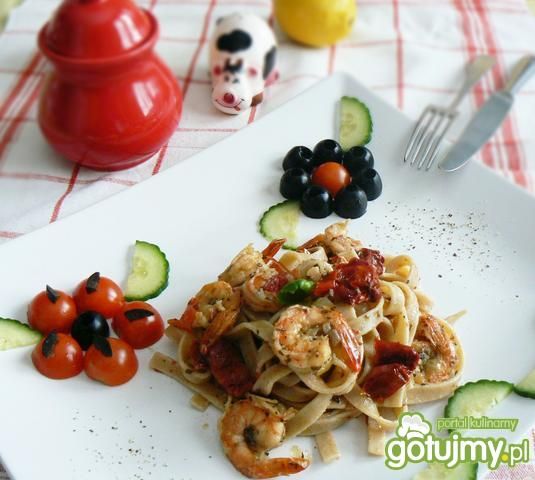 Tagliatelle z pomidorami i krewetkami Tagliatelle z pomidorami i krewetkami