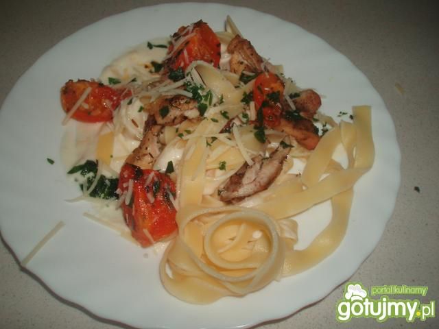 Tagliatelle z pomidorami i kurczakiem