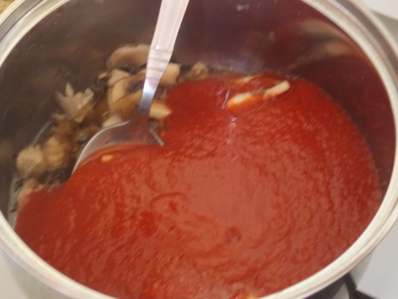Tagliatelle z pomidorowym sosem