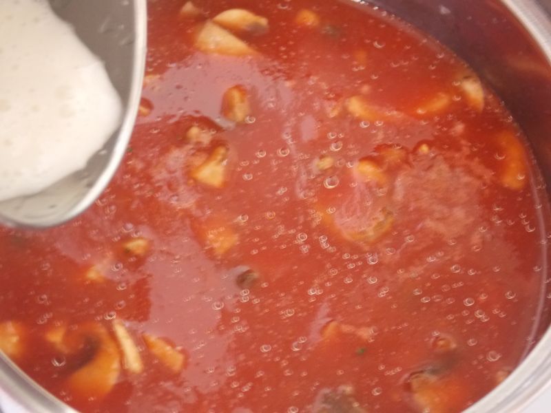Tagliatelle z pomidorowym sosem