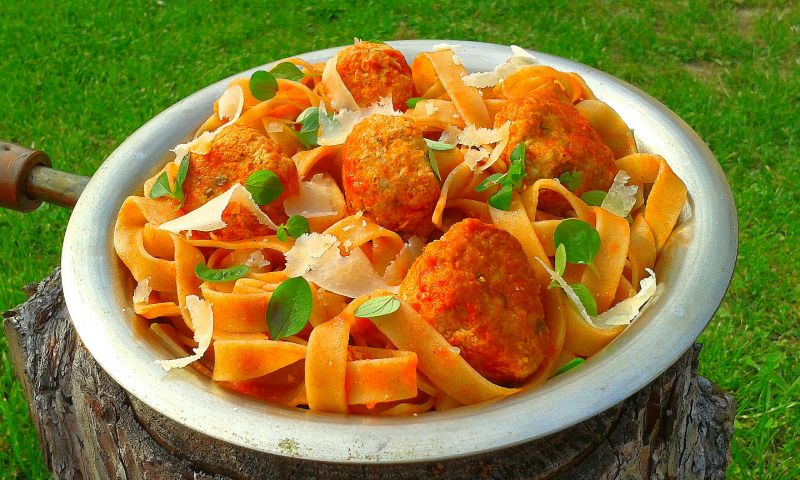 Tagliatelle z pulpecikami w sosie pomidorowym