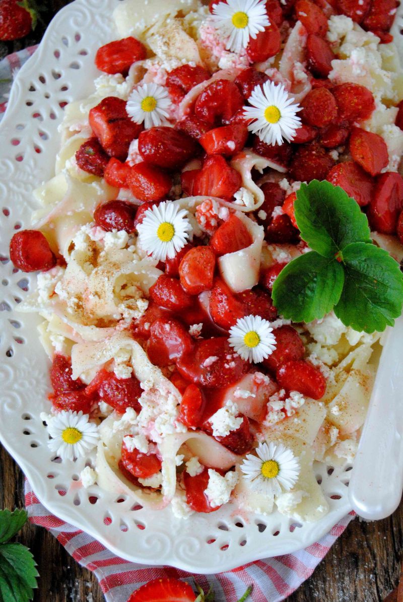 Tagliatelle z serem i karmelizowanymi truskawkami