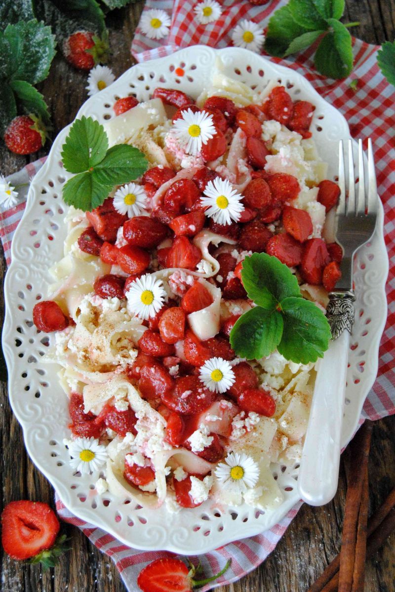 Tagliatelle z serem i karmelizowanymi truskawkami