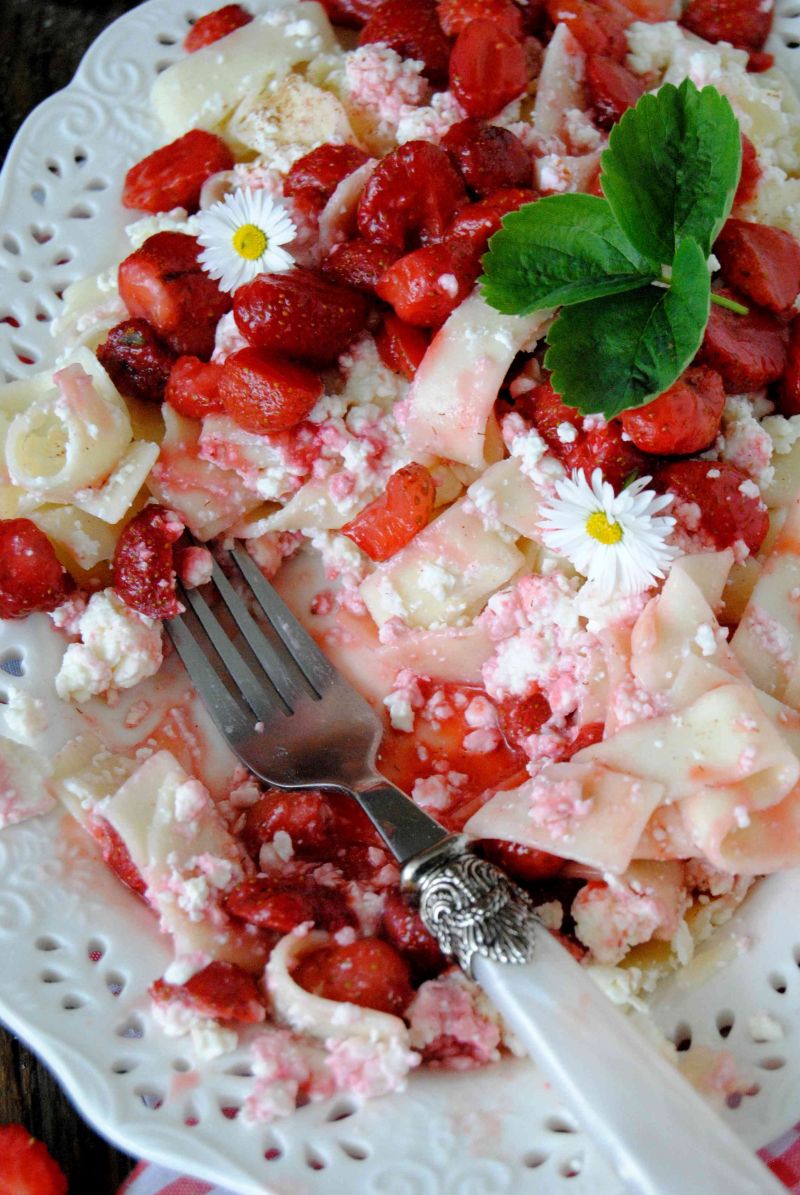 Tagliatelle z serem i karmelizowanymi truskawkami