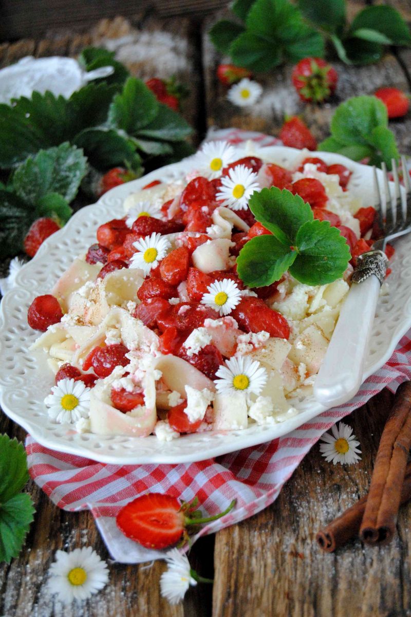 Tagliatelle z serem i karmelizowanymi truskawkami