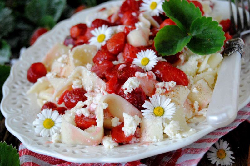 Tagliatelle z serem i karmelizowanymi truskawkami