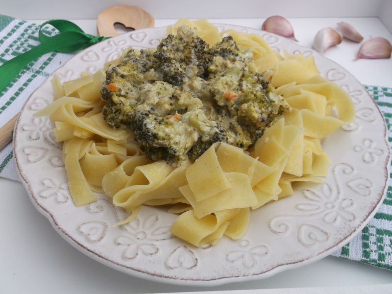 Tagliatelle z sosem brokułowo-śmietankowym 