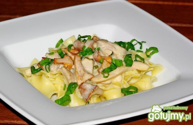 Tagliatelle z sosem kurkowo-mięsnym Tagliatelle z sosem kurkowo-mięsnym